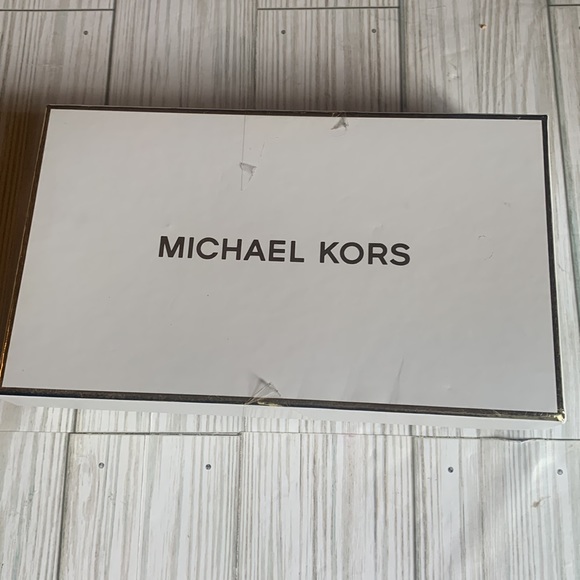 Michael Kors Wristlet New in Box with tags - Picture 2 of 11